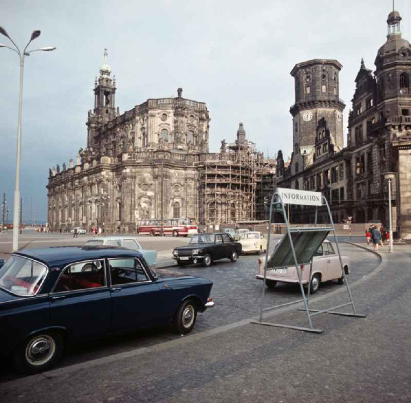 Blick vom Theaterplatz auf die Hofkirche (l) und das Residenzschloss mit dem Hausmannsturm ohne Haube in Dresden. Das Schloss blieb bis zur Wende fast gänzlich in seinem kriegszerstörten Zustand.
