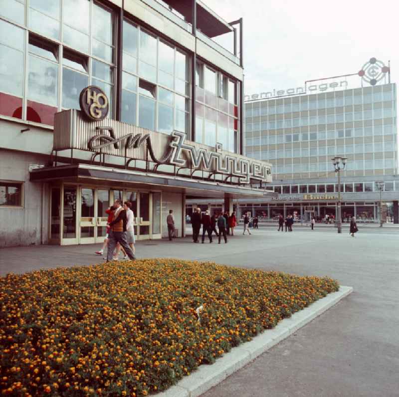 Blick auf die HO-Gaststätte 'Am Zwinger' und das Institutsgebäude mit dem 'Haus des Buches' an der Ernst-Thälmann-Straße / Postplatz in der Dresdner Altstadt. In den Jahren 1965-1967 entstand hier mit der HOG 'Am Zinger' der größte Gaststättenkomplex der DDR.