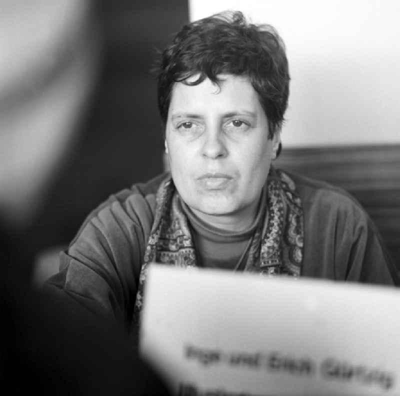 Dresden 31.3.1984 Die Kinderbuchautorin Inge Gürtzig auf dem Schriftstellerbasar in Dresden.