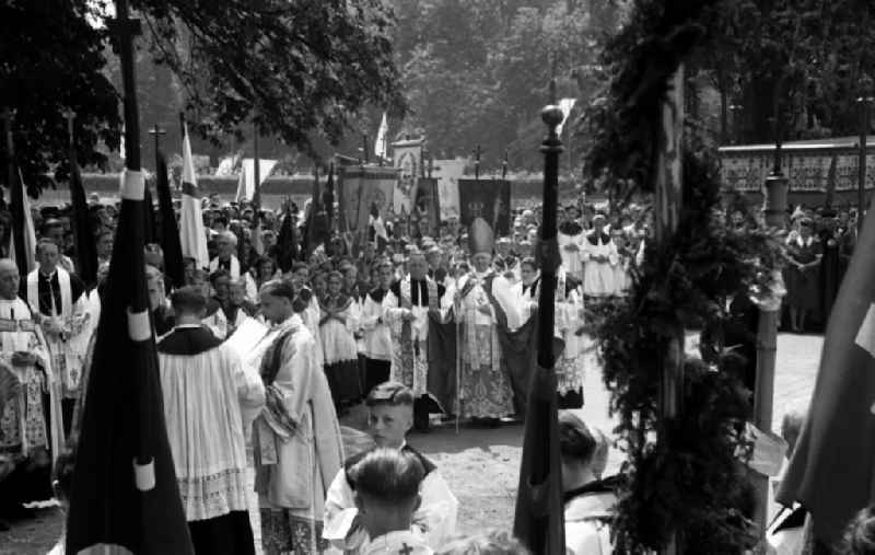 Event ' Fronleichnamsprozession ' in park Grosser Garten as a declaration of belief in the practice of religion in the district Altstadt in Dresden in the state Saxony on the territory of the former GDR, German Democratic Republic