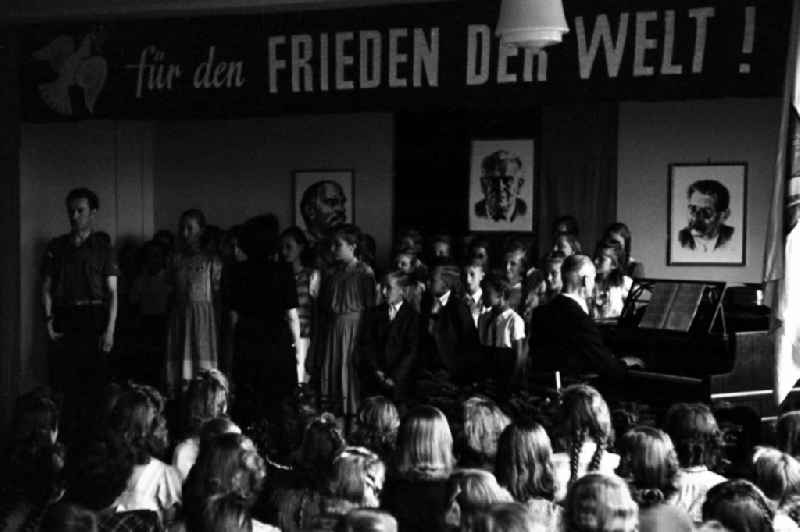 Supervision of students in the context of music lessons in a primary school - high school in the district Altstadt in Dresden in the state Saxony on the territory of the former GDR, German Democratic Republic