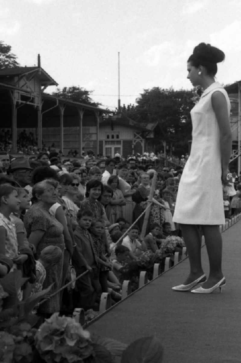 Fashion show by the VVB Konfektion Berlin in front of the Tribuene on the fashion race day in Dresden in the state Saxony on the territory of the former GDR, German Democratic Republic