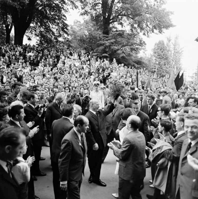 Reception for politician Walter Ulbricht at the 7th Workers' Festival on Tzschirnerplatz in the Altstadt district in Dresden in the state of Saxony on the territory of the former GDR, German Democratic Republic