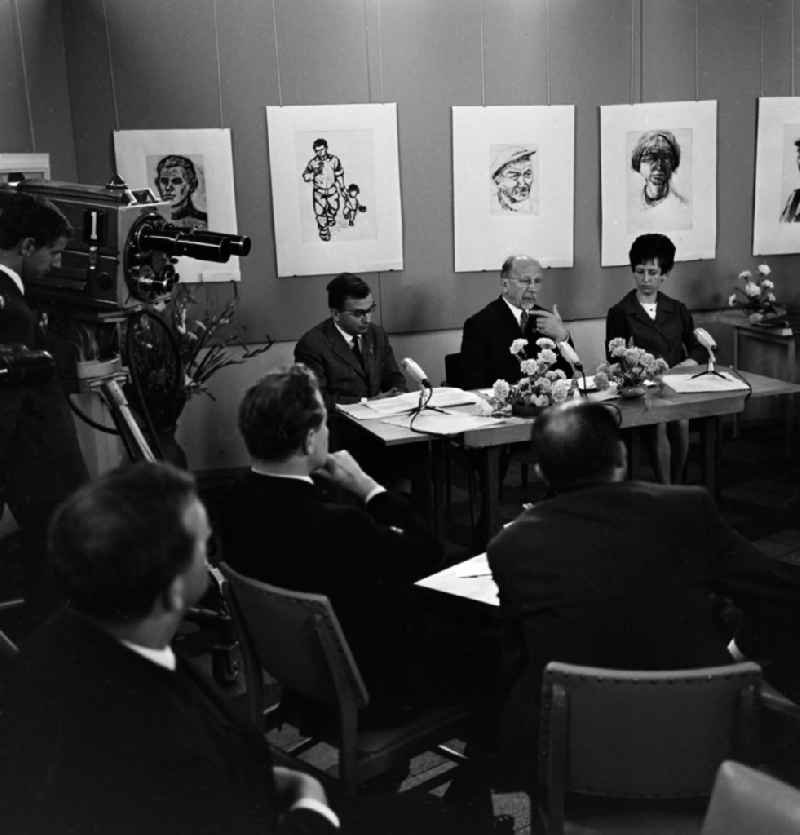 Reception for politician Walter Ulbricht in conversation with artists at the 7th Workers' Festival in the Albertinum on Tzschirnerplatz in the Altstadt district in Dresden in the state of Saxony on the territory of the former GDR, German Democratic Republic
