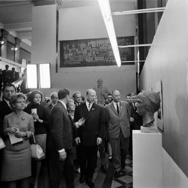Reception for politician Walter Ulbricht in conversation with artists at the 7th Workers' Festival on Tzschirnerplatz in the Altstadt district in Dresden in the state of Saxony on the territory of the former GDR, German Democratic Republic