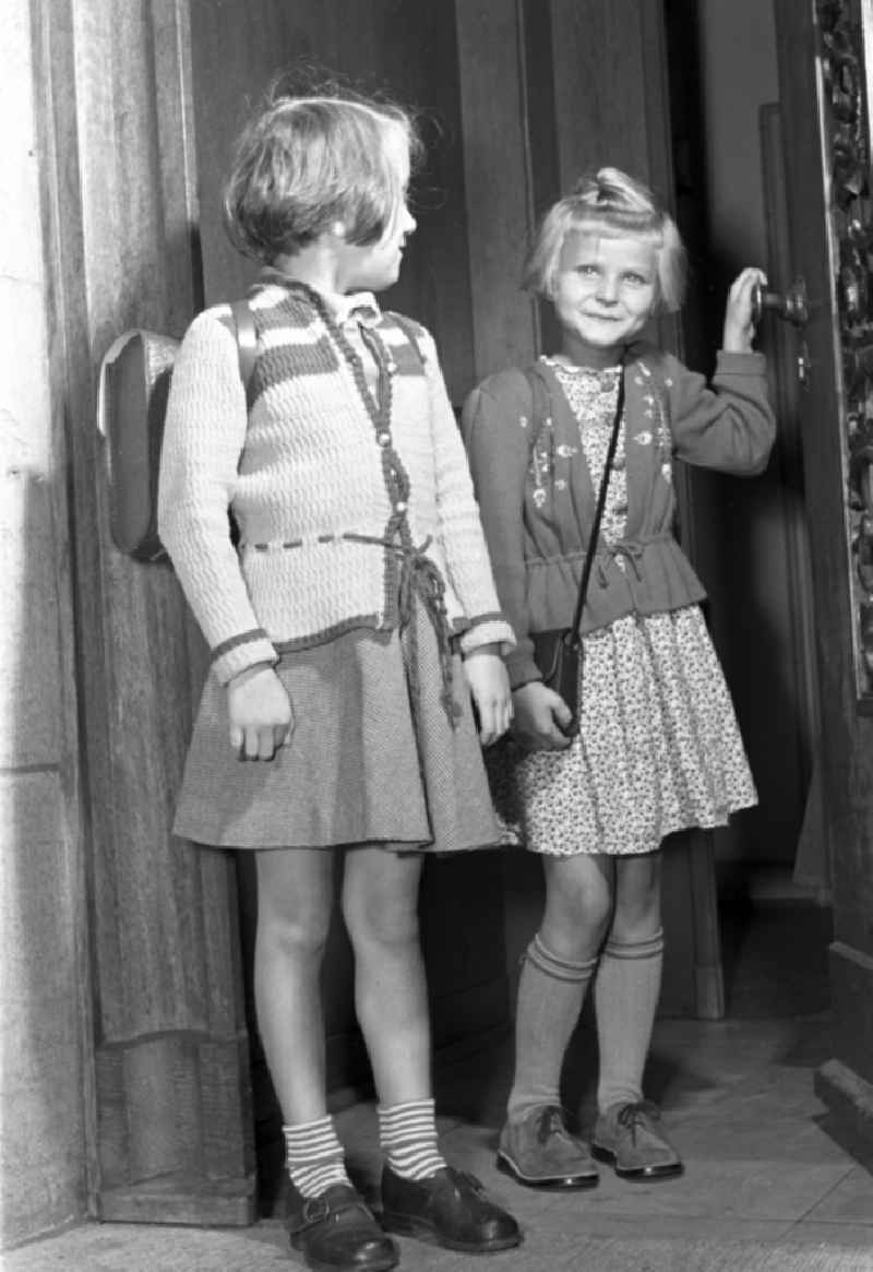 Children on the occasion of the start of school fuer zwei junge Maedchen mit Schulranzen in the district Altstadt in Dresden in the state Saxony on the territory of the former GDR, German Democratic Republic