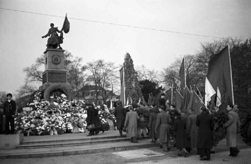 Participants in a commemoration event at the monument 'Memorial of the Red Army', the Soviet memorial on the occasion of the 34th anniversary of the Great Socialist October Revolution at Olbrichtplatz in the district Neustadt in Dresden in the state of Saxony on the territory of the former GDR, German Democratic Republic