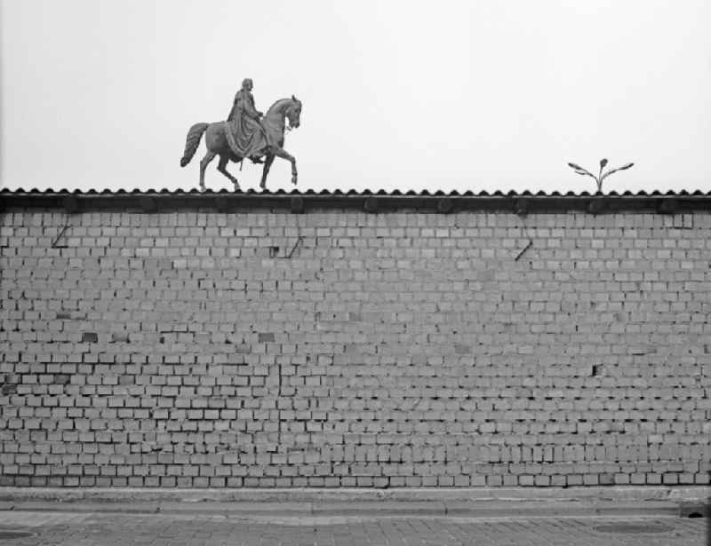 Course of the Wall - structure of a barrack in front of the equestrian statue 'King John of Saxony' on Sophienstrasse in the Altstadt district of Dresden, Saxony in the area of ??the former GDR, German Democratic Republic