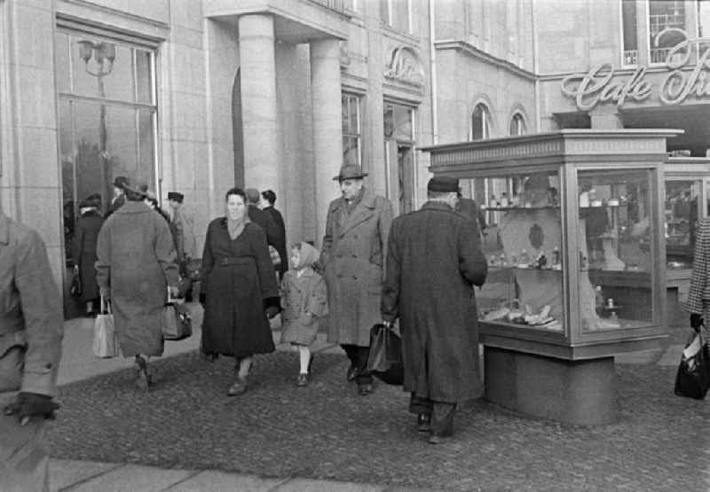 Pedestrians and passers-by in traffic , Familie mit Kind on street Altmarkt in the district Altstadt in Dresden, Saxony on the territory of the former GDR, German Democratic Republic