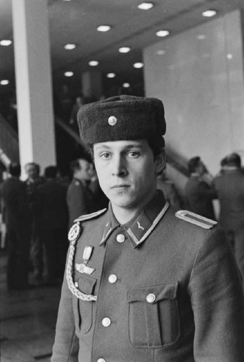 Non-commissioned officer as a member of the NVA National People's Army at the delegate conference in the Kulturpalast in the Altstadt district of Dresden, Saxony in the territory of the former GDR, German Democratic Republic