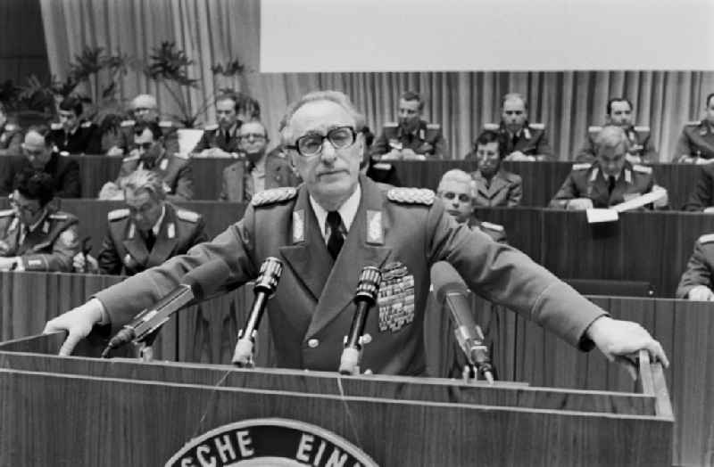 Colonel General Heinz Kessler (Chief of the Main Staff of the NVA) speaks at the lectern in front of soldiers, non-commissioned officers, officers and generals as members of the NVA National People's Army at the delegates' conference in the Kulturpalast in the Altstadt district of Dresden, Saxony in the territory of the former GDR, German Democratic Republic
