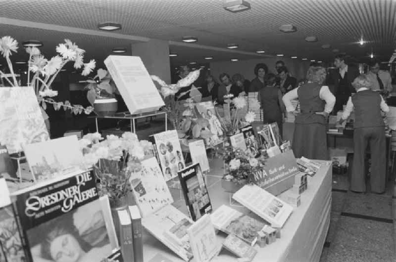 Soldiers, non-commissioned officers and officers buying books as members of the NVA National People's Army at a sales stand of the MHO Military Trade Organization at the delegate conference in the Kulturpalast in the Altstadt district of Dresden, Saxony in the territory of the former GDR, German Democratic Republic