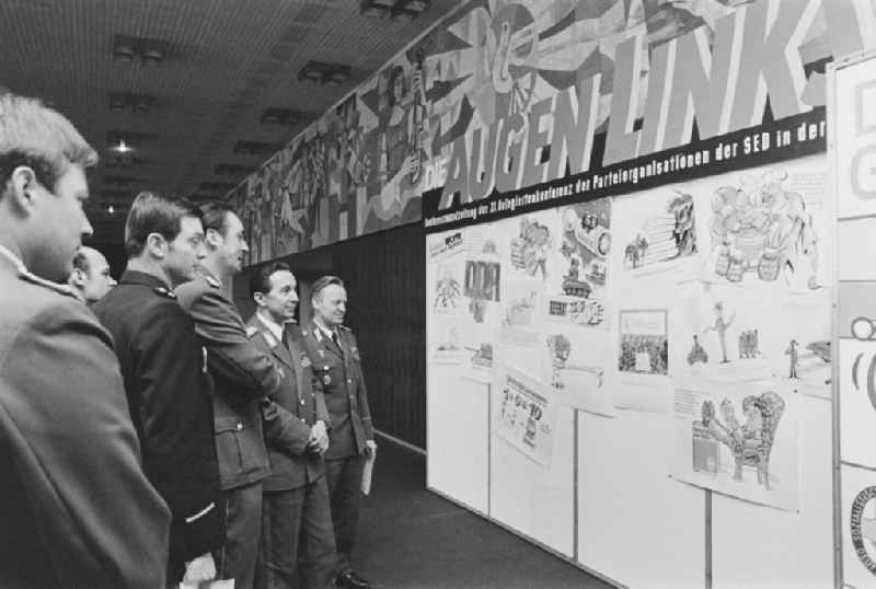 Soldiers, non-commissioned officers, officers and generals as members of the NVA National Peoples Army viewing the conference wall newspaper 'Augenlink' at the XI. Delegates Conference in the Kulturpalast in the Altstadt district of Dresden, Saxony in the territory of the former GDR, German Democratic Republic
