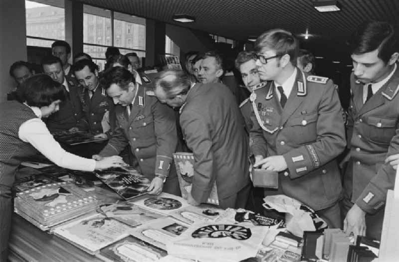 Soldiers, non-commissioned officers and officers buying books as members of the NVA National People's Army at a sales stand of the MHO Military Trade Organization at the delegate conference in the Kulturpalast in the Altstadt district of Dresden, Saxony in the territory of the former GDR, German Democratic Republic