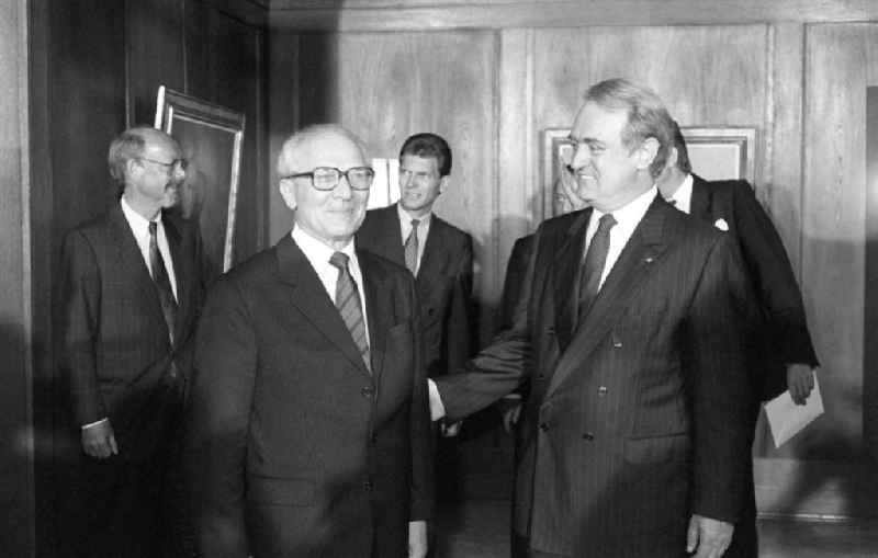 Beim ersten Besuch eines führenden DDR-Repräsentanten in der Bundesrepublik trifft SED-Generalsekretär und Staatsratsvorsitzender Erich Honecker (2.v.l.) mit dem Regierungschef von Nordrhein-Westfalen, Johannes Rau (r), zusammen. Dem 75 Jahre alten Staatsratsvorsitzenden der DDR ist es trotz großer Widerstände aus der Sowjetunion gelungen, zum fünftägigen 'Arbeitsbesuch' in den kapitalistischen Westen zu kommen. Honeckers Reise bleibt allerdings der einzige Empfang eines DDR-Staatschefs in der BRD.