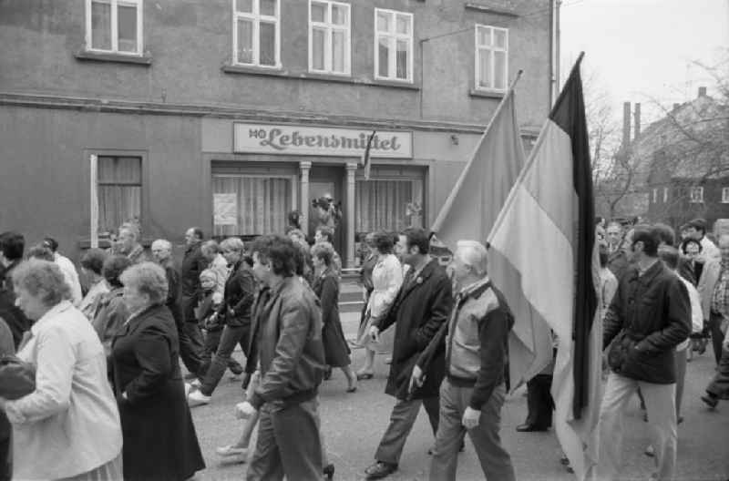 Participants of the May Day event with flags in Ebersbach in GDR