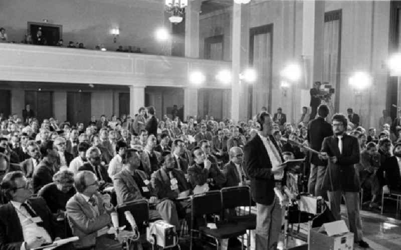 13.12.1981
Pressekonferenz Meyer-Becker am Bogensee (Brandenburg) nahe Eberswalde-Finow, Neues Deutschland

Umschlagnr.: 39
