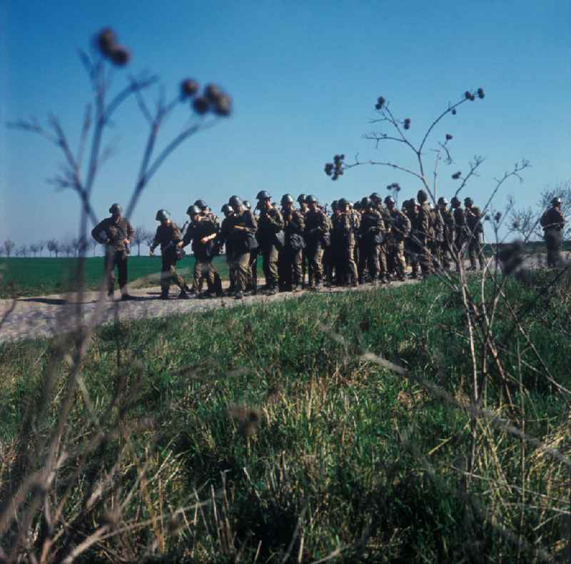 Blick auf NVA-Soldaten beim Eilmarsch / Fußmarsch in Eggesin. View of the army soldiers forced march in Eggesin.