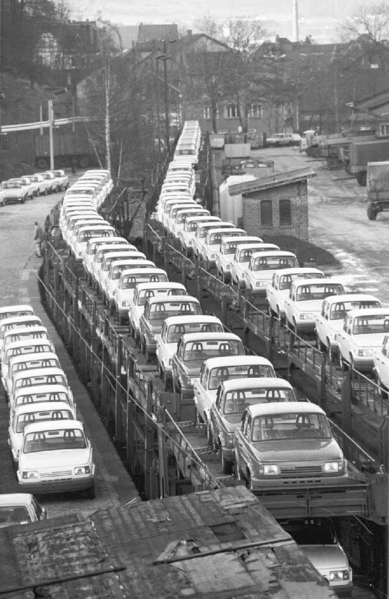 Autos vom Typ Wartburg stehen zum Transport bereit. Die letzte Wartburg-Produktionswoche hat begonnen.