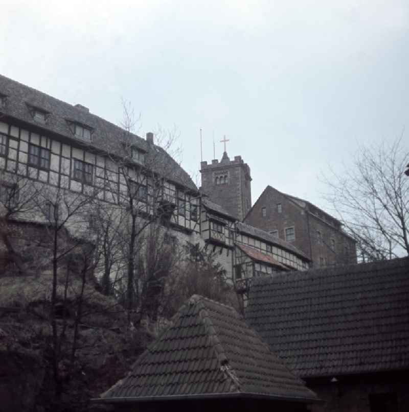 Blick auf die westliche Mauer der Wartburg in Eisenach mit dem Pulverturm im Hintergrund. Der Legende nach wurde die Wartburg im Jahre 1067 von Graf Ludwig dem Springer gegründet, erstmals erwähnt wurde sie im Jahre 108