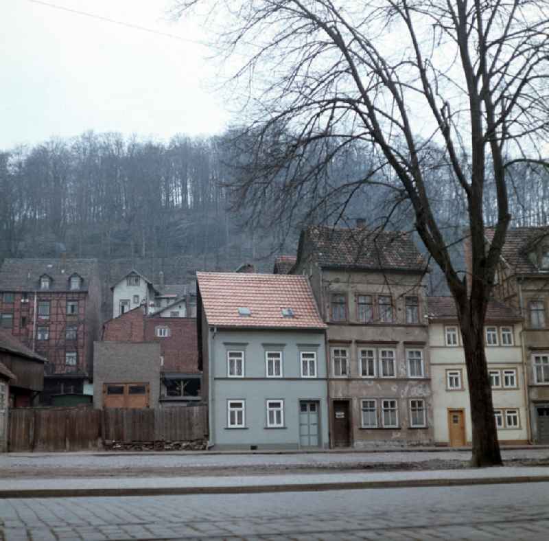 Blick auf einen Straßenzug mit Mehrfamilienhäuser / Wohnbauten in Eisenach.
