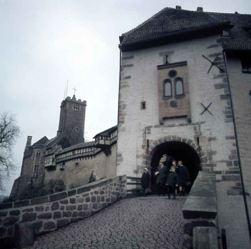 Eine Familie verlässt die Wartburg in Eisenach durch das Burgtor. Der Legende nach wurde die Wartburg im Jahre 1067 von Graf Ludwig dem Springer gegründet, erstmals erwähnt wurde sie im Jahre 108