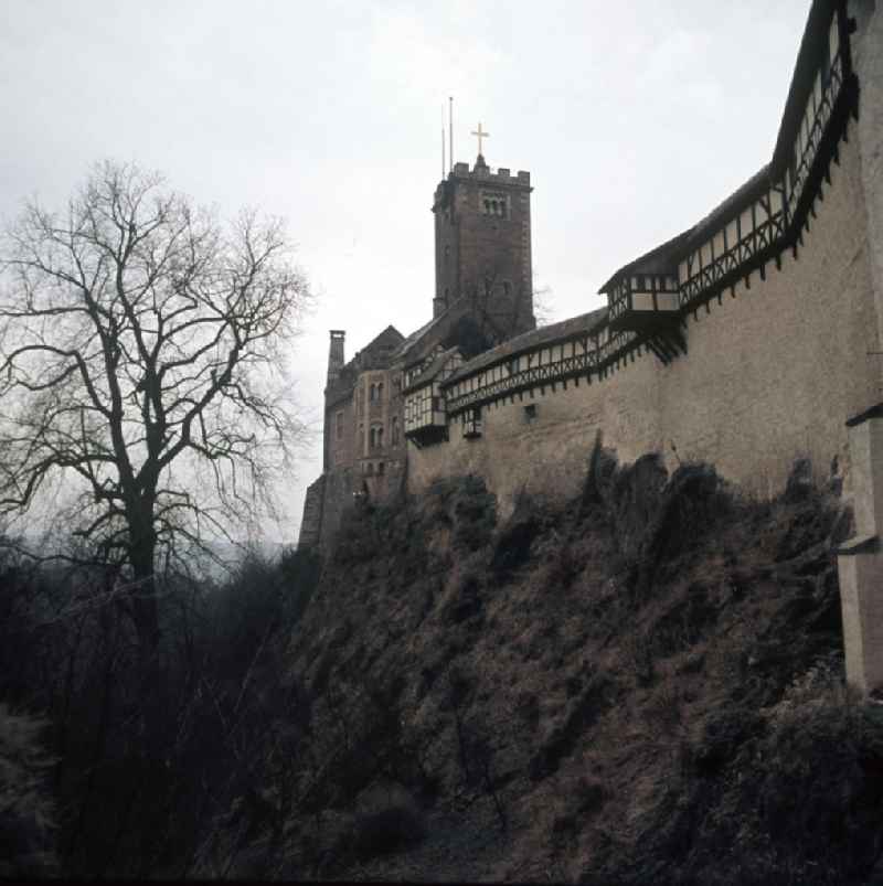 Blick auf die östliche Mauer der Wartburg in Eisenach mit dem Pulverturm. Der Legende nach wurde die Wartburg im Jahre 1067 von Graf Ludwig dem Springer gegründet, erstmals erwähnt wurde sie im Jahre 108