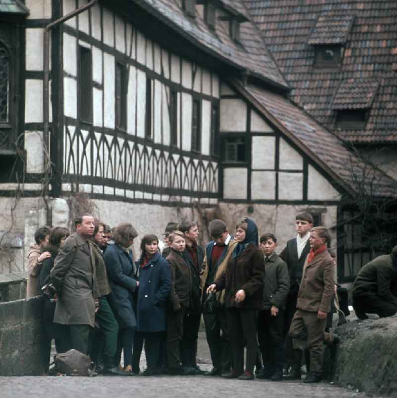Ein Schulgruppe besucht mit ihren Betreuern die Wartburg in Eisenach. Der Legende nach wurde die Wartburg im Jahre 1067 von Graf Ludwig dem Springer gegründet, erstmals erwähnt wurde sie im Jahre 108