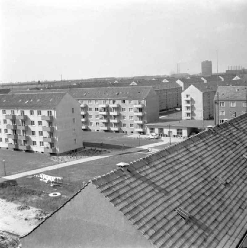 Blick von oben auf die Wohnsiedlung 'Am Bauernmarkt' in Eisenhüttenstadt.