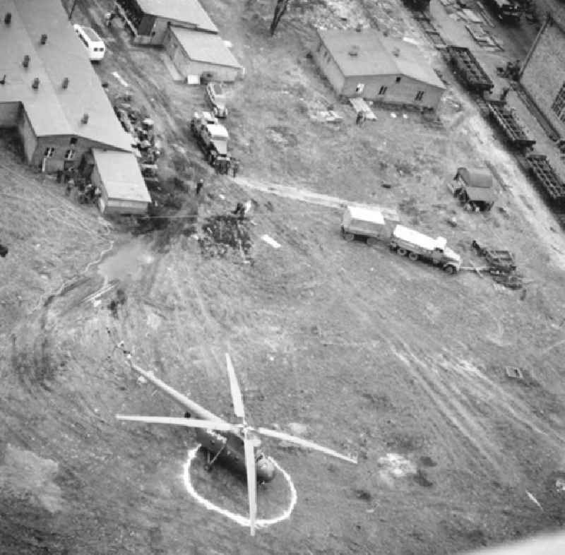 Blick von oben auf einen Mi-4 Hubschrauber mit der Kennung DM-SPE, steht auf dem Gelände VEB Bandstahlkombinat 'Hermann Matern'.