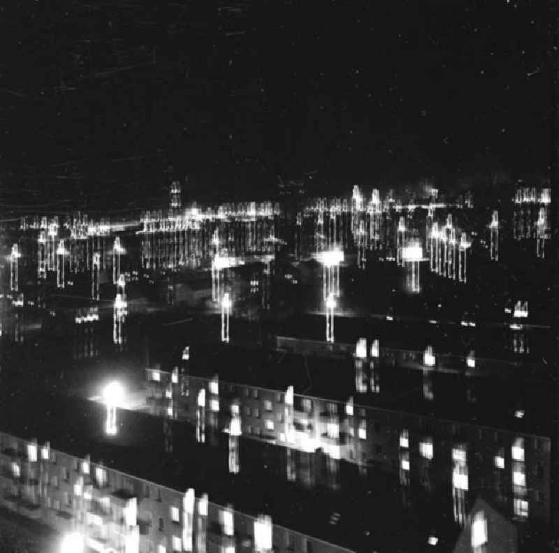 Nachtaufnahme: Blick auf die Wohnsiedlung an der Gartenfließstraße.