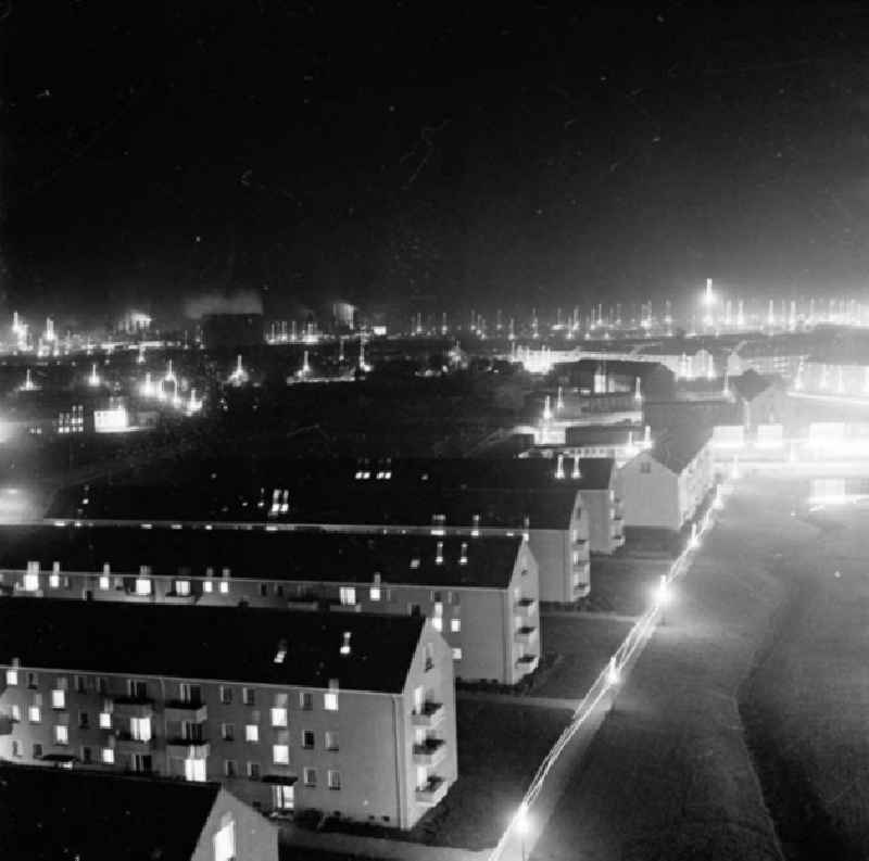 Nachtaufnahme: Blick auf die Wohnsiedlung an der Gartenfließstraße mit Teich.