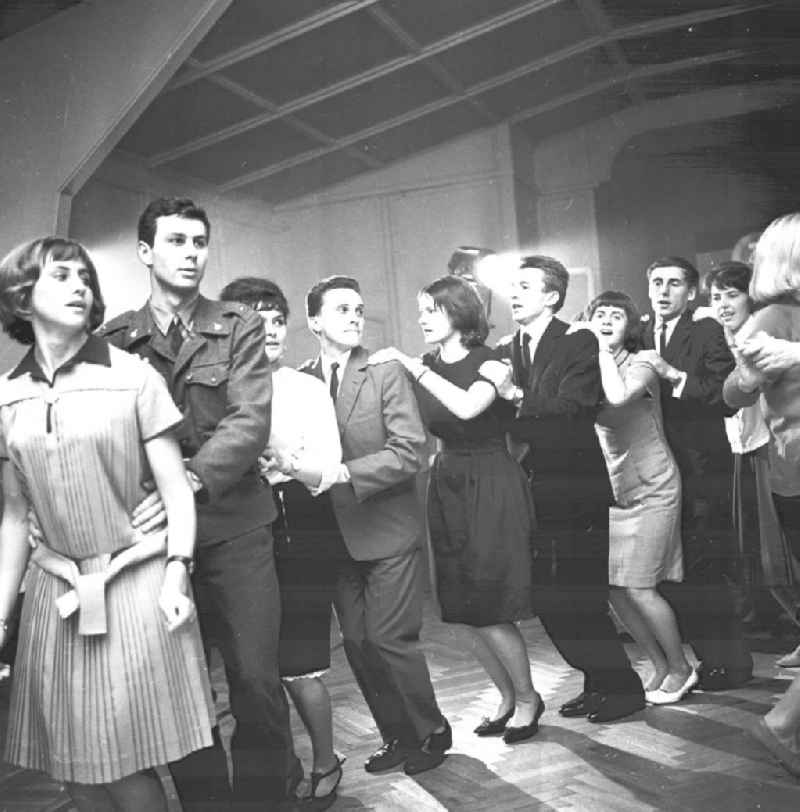 Junge Leute aus den Nachbarländern der DDR tanzen zusammen Polonaise beim 5. Dreiländertreffen Polen, CSSR, und DDR.