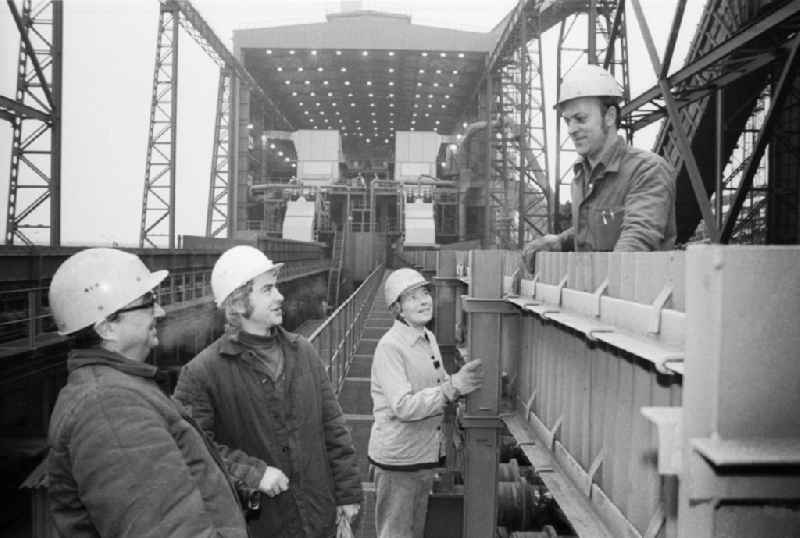 117.12.1975
Eisen- und Hüttenkombinat Eisenhüttenstadt
Arbeiter im Gespräch