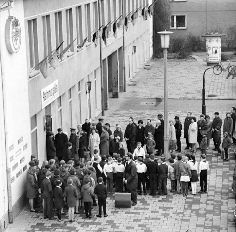 Eine lange Schlange hat sich vor dem Abstimmungslokal in Eisenhüttenstadt gebildet. Die Bürger der DDR stimmen per Volksentscheid über die neue Verfassung ab. Die neue Verfassung wird angenommen. In der neuen Verfassung erklärte sich die DDR zum 'sozialistischen Staat deutscher Nation'.