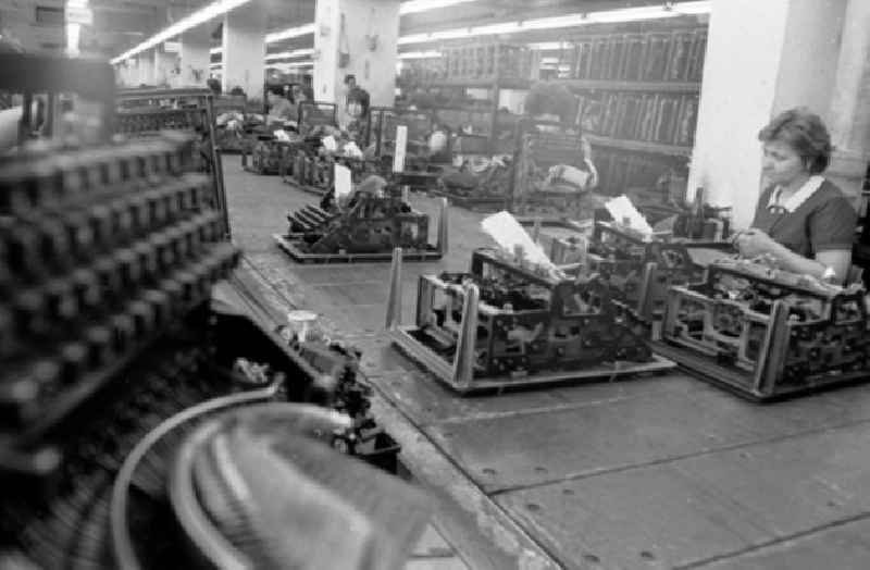 Arbeiterinnen bei der Montage von Schreibmaschinen im VEB Optima Büromaschinenwerk Erfurt.