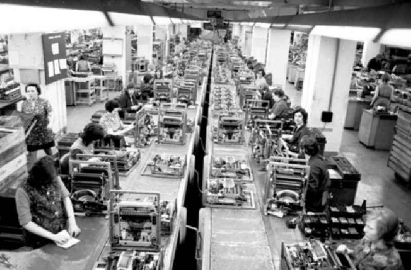 Blick von oben auf die Produktion von Schreibmaschinen. Arbeiter montieren Schreibmaschinen im VEB Optima Büromaschinenwerk Erfurt.
