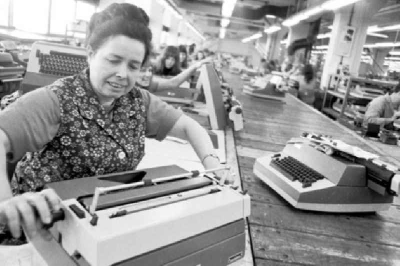 Arbeiterin überprüft Schreibmaschine auf Funktionstüchtigkeit im VEB Optima Büromaschinenwerk Erfurt.