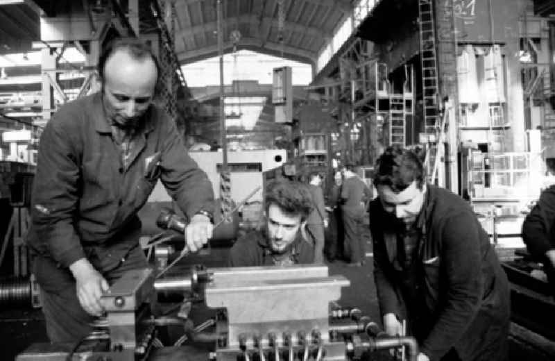Arbeiter reparieren Maschine im VEB Optima Büromaschinenwerk Erfurt.