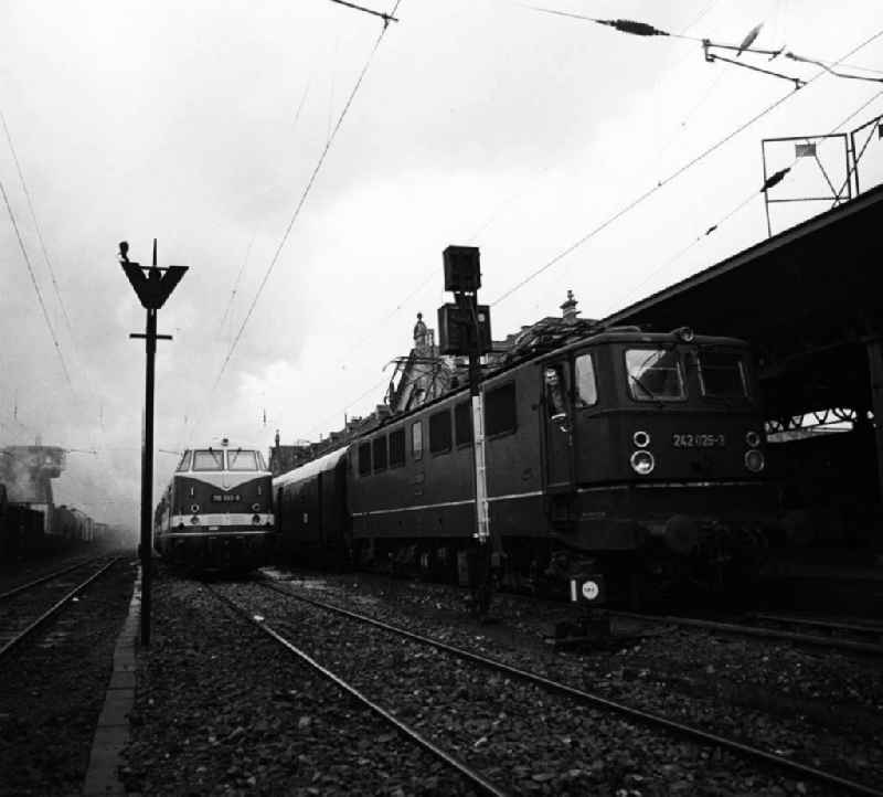 Giganten der Schiene. Eine Diesellok der Deutschen Reichsbahn Baureihe V180 und eine E-Lok Baureihe 142 neben einander. Die V180, ab 197