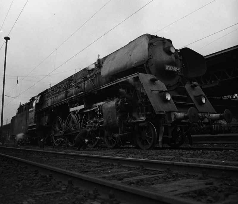 Bahnbetriebswerk der Deutschen Reichsbahn. Eine Dampflok Baureihe 01.5 und ihr Führer bei letzten Handgriffen. Diese Lokomotiven gingen aus der Einheitsdampflok Baureihe 01 der 20er und 3