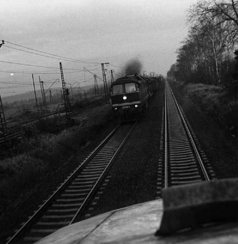 Blick aus dem Führerhaus einer Lokomotive auf einen entgegenkommenden Güterzug.