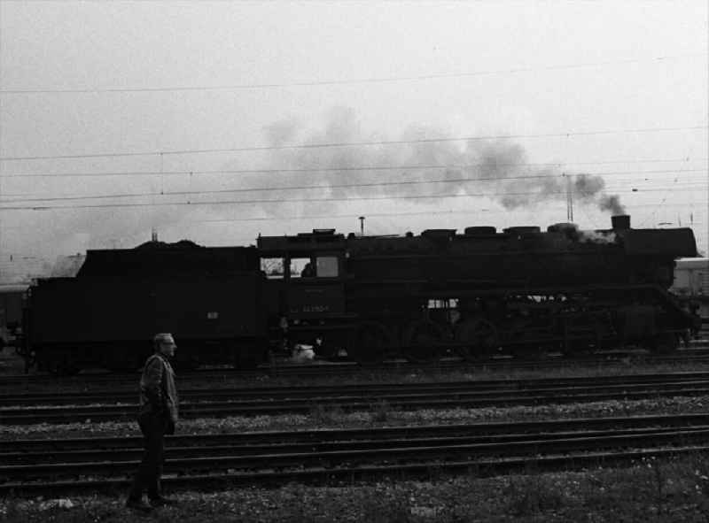 Dampflok (Güterzug) BR 44 mit einem Menschen im Vordergrund.