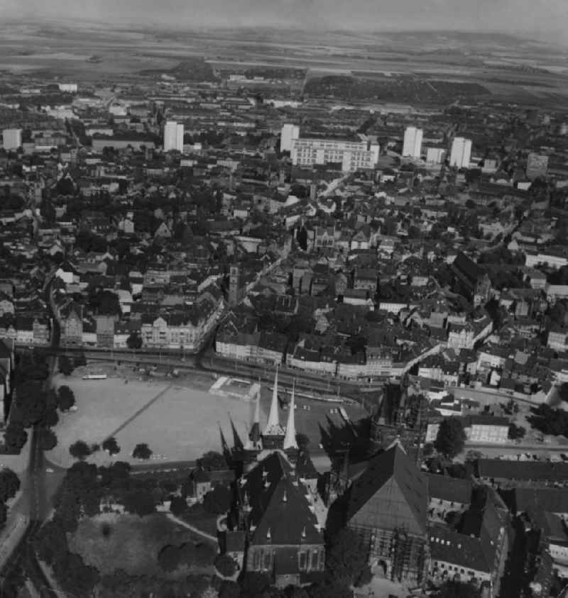 Blick auf die Innenstadt der Stadt Erfurt (Landeshauptstadt) in Thüringen. Im Vordergrund Erfurter Dom und Severikirche, Blick auf Domplatz und Altstadt.