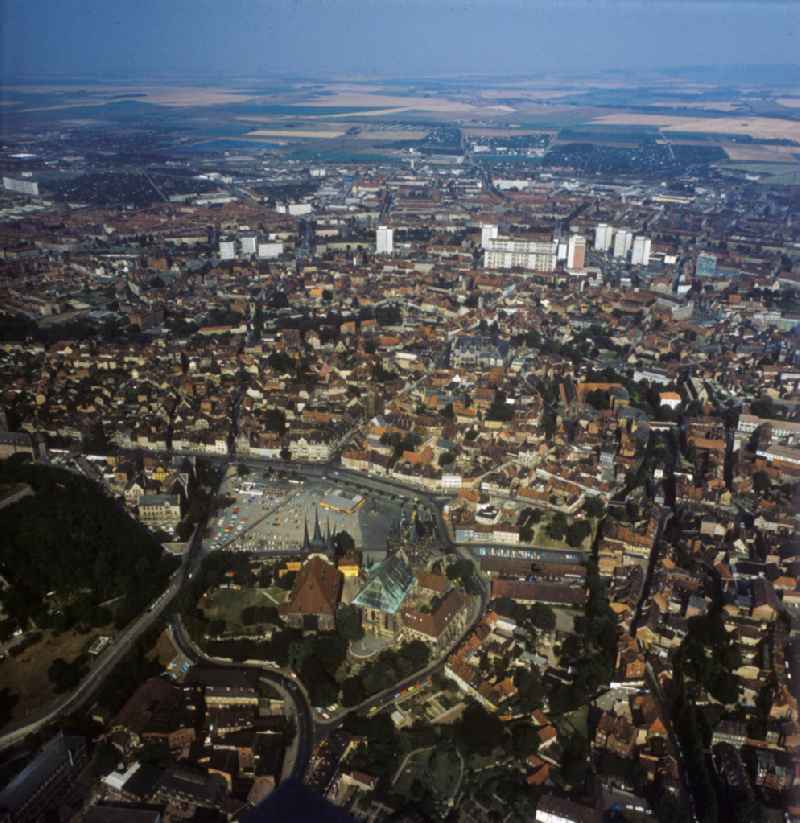 Blick auf die Altstadt von Erfurt DDR 1975. View of the old town GDR 1975.