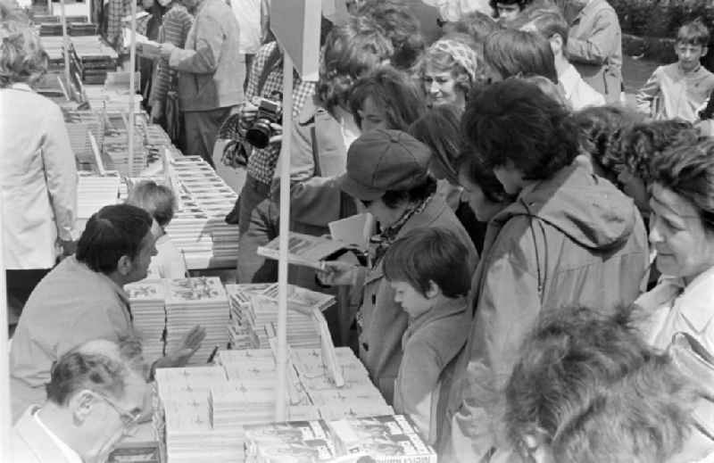 Writers' bazaar on the grounds of the IGA in the Rose Garden on the occasion of the 15th Workers' Festival in Erfurt in the federal state of Thuringia in the territory of the former GDR, German Democratic Republic. Guenter Hofé ( left in front, author ) and Heinz Knobloch ( left behind, author and feature writer ) sign their books at the book bazaar