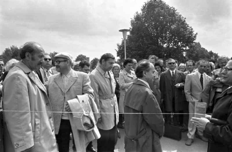 Writers' bazaar on the grounds of the IGA in the Rose Garden on the occasion of the 15th Workers' Festival in Erfurt in the federal state of Thuringia in the territory of the former GDR, German Democratic Republic. Bernhard Seeger ( 2nd from left ), Heinz Knobloch ( 3rd from left ) and Erich Loest ( 4th from left ) open the book bazaar with their fellow writers