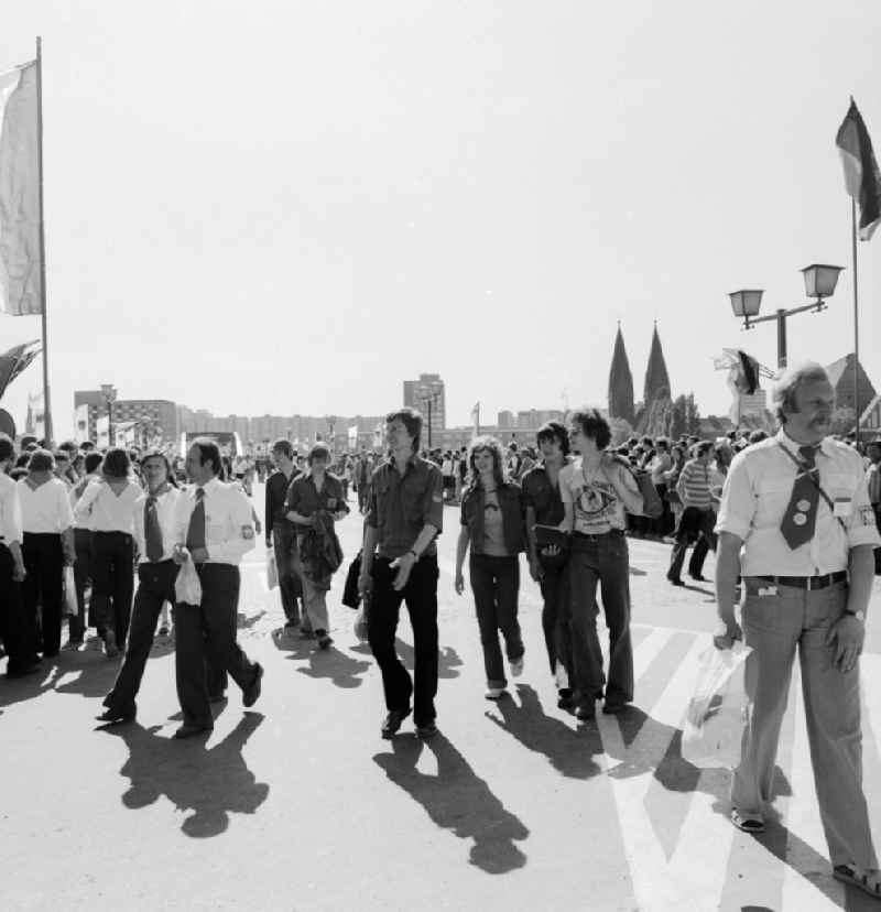 Youth of different nations on the 'bridge of friendship' at the Pentecost meeting of the FDJ in Frankfurt (Oder) in Brandenburg in the area of the former GDR, German Democratic Republic. Here on the Polish side, in Slubize, facing in the direction of Frankfurt / Oder