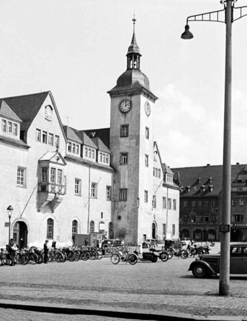 Blick auf das Rathaus am Obermarkt in Freiberg im Erzgebirge. Der Markt ist im Zweiten Weltkrieg kaum zerstört worden, so dass die historischen Bürgerhäuser aus dem 15./16. Jahrhundert weitgehend erhalten blieben. In der Mitte des Marktes befindet sich das Brunnendenkmal mit dem Stadtgründer Otto der Reiche und den vier wettinischen Wappenlöwen.