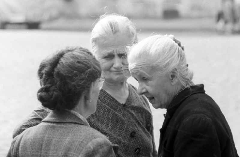 Drei alte Frauen stehen auf der Straße im Erzgebirge und tauschen den neuesten Tratsch aus.